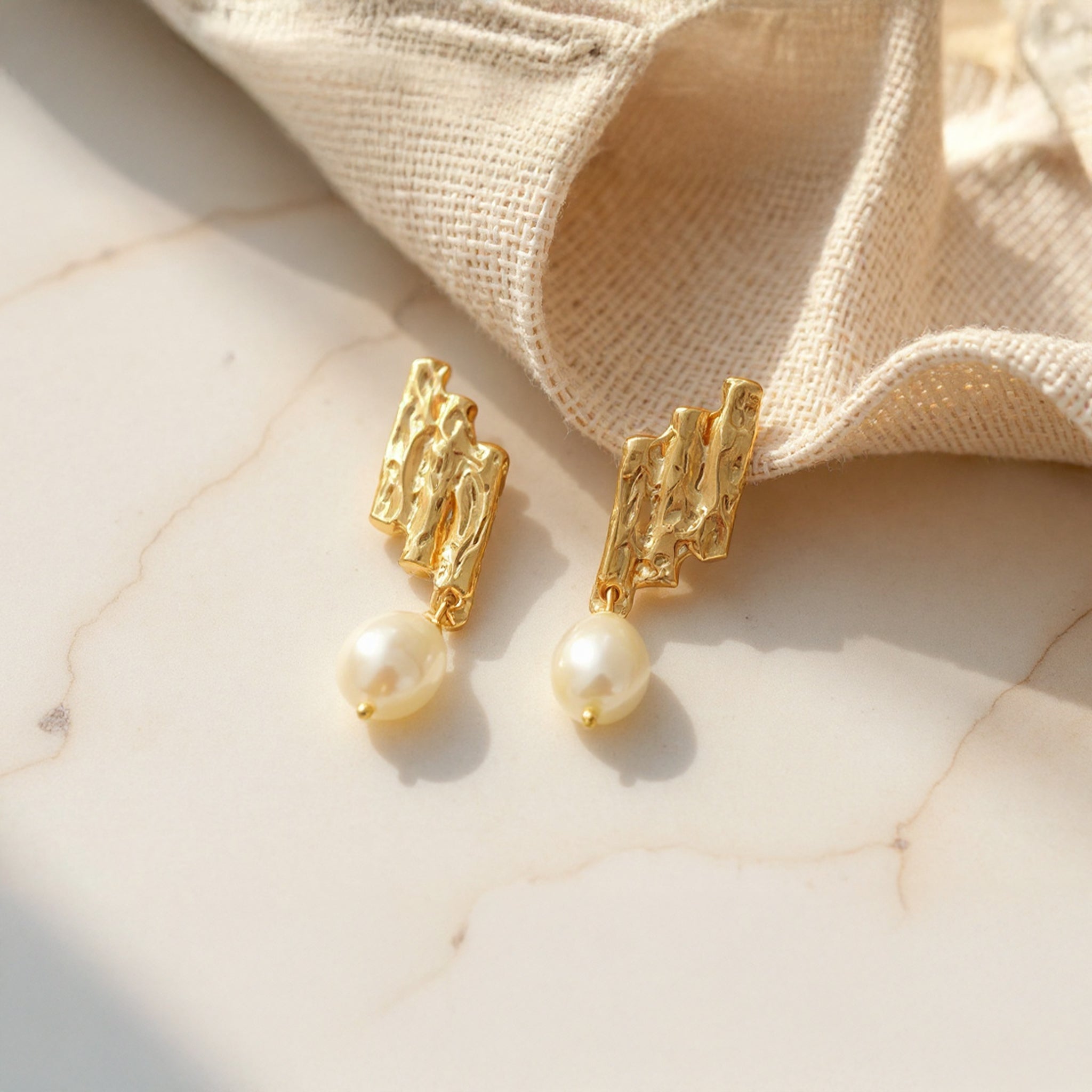 Orecchini Fili di Lava con piccole perle